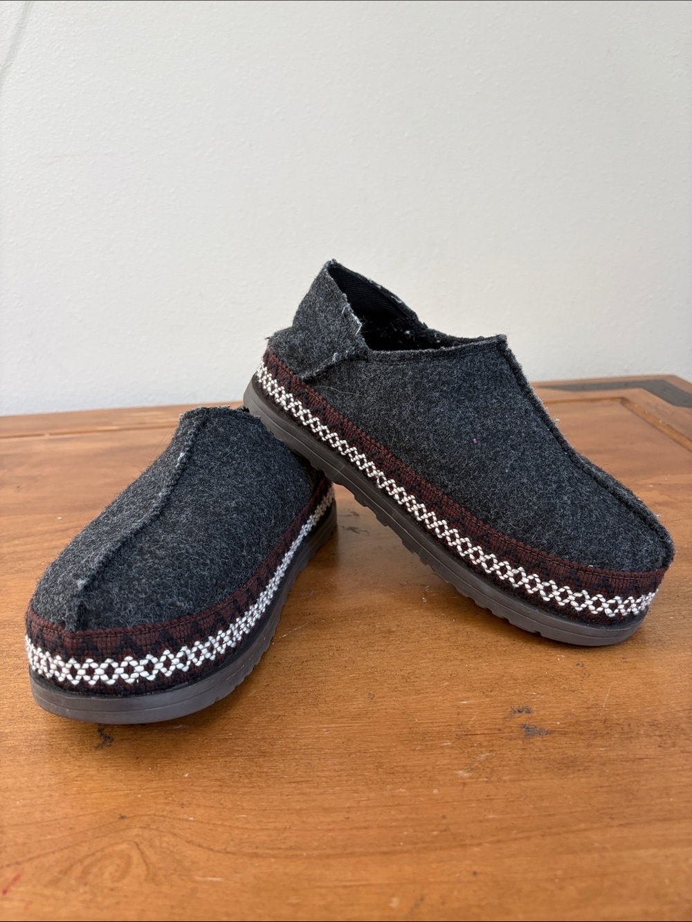 UGG Refelt Tasman Dark Gray Slip-On Shoes with Decorative Trim Size 8